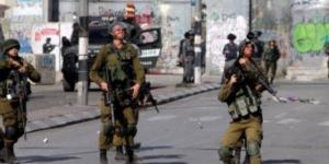 قوات الاحتلال تعتقل مالايقل عن 19 فلسطينيا من الضفة الغربية
