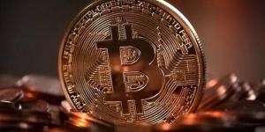 "بيتكوين" تتراجع دون 80,000 دولار بفعل توقعات رفع الفائدة الأمريكية