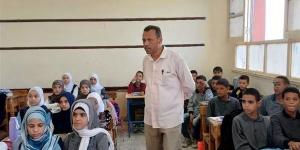 مدير "تعليم أبو تشت" بقنا يوجه التلاميذ بالحفاظ على الممتلكات العامة (صور)