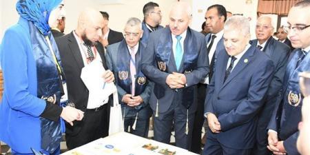 أسامة ربيع ورئيس جامعة قناة السويس يشهدان افتتاح معرض الابتكارات الطلابية والبحثية (صور)