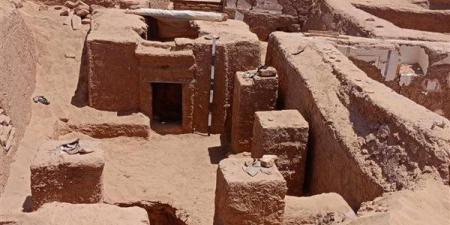 اكتشاف أثري جديد بالوادي الجديد، مقبرة هرمية من العصر الروماني بواحة الداخلة