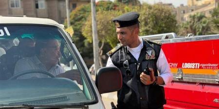 حملة مكبرة بشوارع المقطم والبساتين، المرور يطارد المخالفين ويعيد الانضباط للطرق (صور)