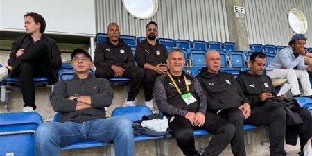 جهاز منتخب الناشئين ورئيس البعثة يتابعون مباراة كولومبيا وإنجلترا من المدرجات