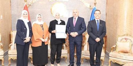 العنصر البشري في مقدمة الأولويات، رئيس جامعة قناة السويس يكرم الفائزين بجائزة الأداء المتميز