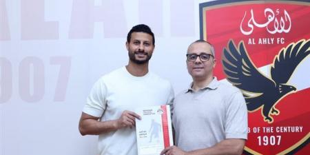 الأهلي يحتفي بتجديد عقد محمد الشناوي (فيديو)