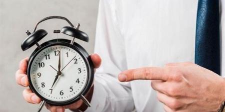 الإفتاء توضح حكم تأجيل العمل في الوقت الرسمي للحصول على أجر إضافي