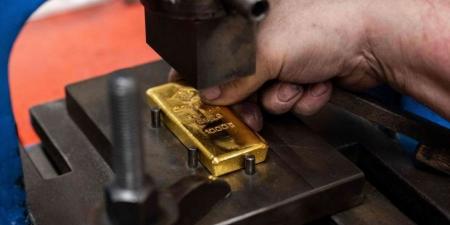 الذهب يتراجع قبيل بيانات الوظائف الأمريكية متجها لخسارة أسبوعية 