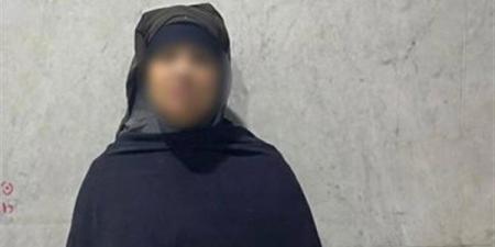 رباط ضاغط لاستعطاف المارة، سيدة تستغل حفيدها في التسول بالقليوبية