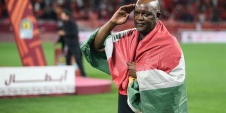 ماذا فعل موسيماني مع الجماهير المصرية قبل مباراة مصر وجنوب أفريقيا؟ (فيديو)