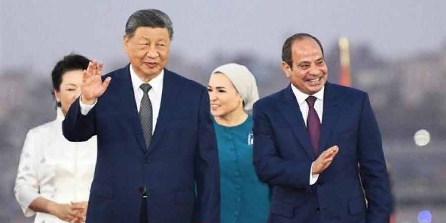 السيسي وقرينته يصطحبان الرئيس الصيني وحرمه بجوله داخل المتحف المصري الكبير