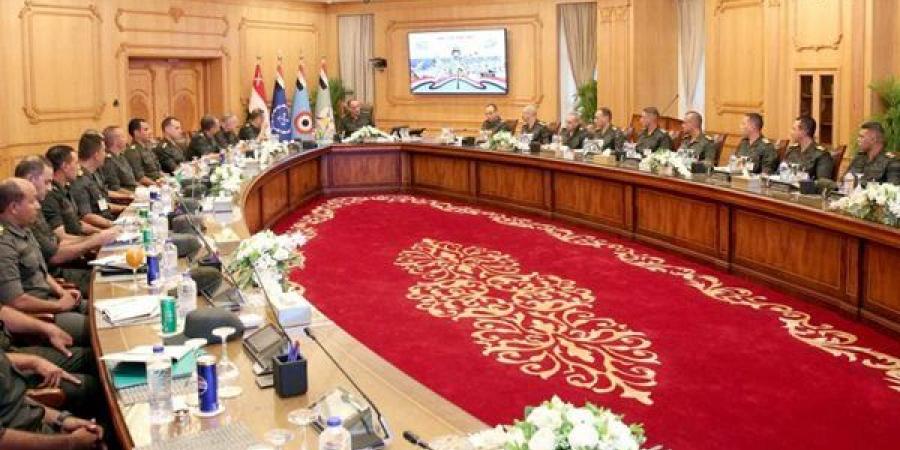 وزير الدفاع يلتقى عددًا من مقاتلى الجيشين الثانى والثالث الميدانيين لمتابعة منظومة التدريب القتالى