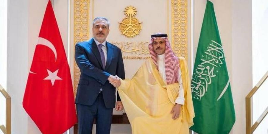 وزيرا خارجية السعودية وتركيا يبحثان هاتفياً خفض التصعيد الإقليمي