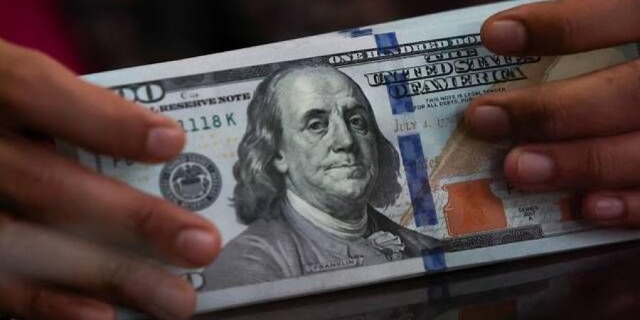 الدولار يرتفع قليلاً مع تعزيز التضخم توقعات رفع الفائدة الأمريكية