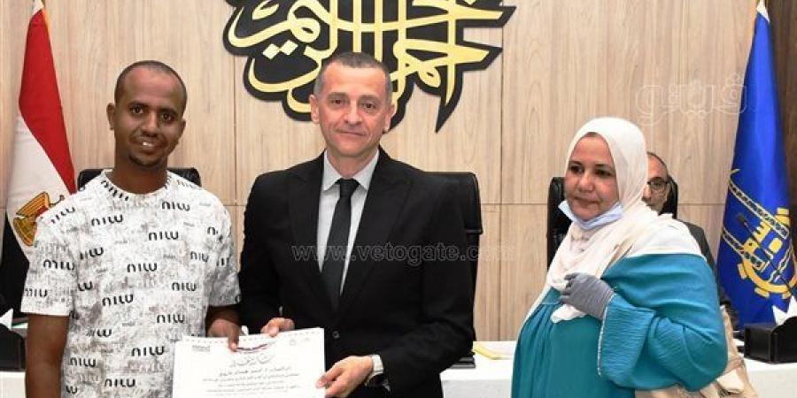 محافظ أسوان يكرم سائق توكتوك بعد نشر جريدة التايمز قصة أمانته