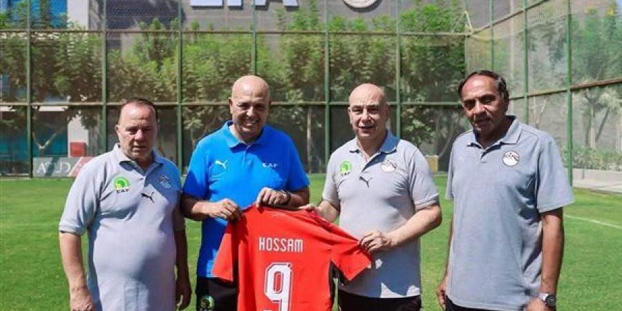 احتفاء المدربين بحسام حسن خلال مشاركته في دورة الرخصة PRO (صور)