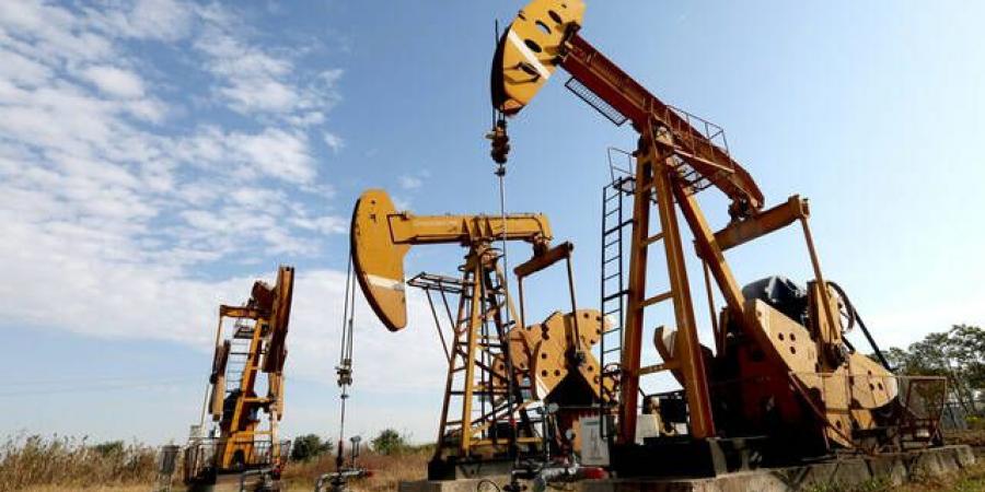 النفط يستقر قرب أدنى مستوياته في أسبوعين مع تحسن الإمدادات