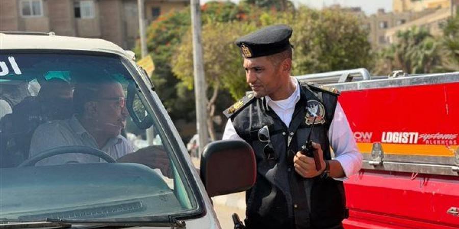 حملة مكبرة بشوارع المقطم والبساتين، المرور يطارد المخالفين ويعيد الانضباط للطرق (صور)