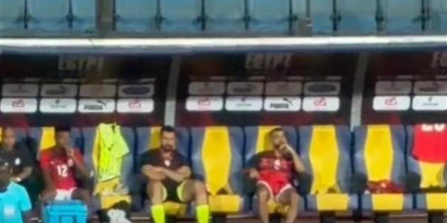 "المزاج مش رايق"، شاهد رد فعل محمد صلاح بعد خروجه أمام أنجولا (فيديو)