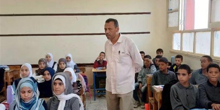 مدير "تعليم أبو تشت" بقنا يوجه التلاميذ بالحفاظ على الممتلكات العامة (صور)