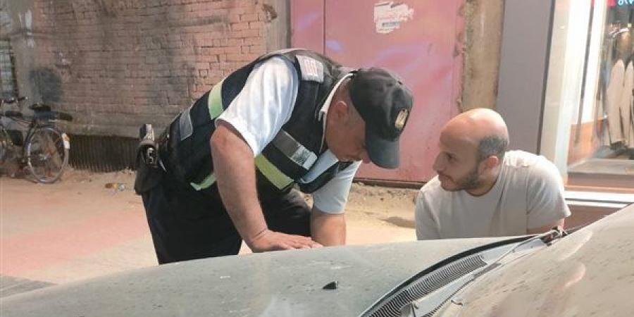 موقف إنساني، رجل مرور يساند أسرة تعطلت سيارتها بشكل مفاجئ في شبين الكوم (صور)