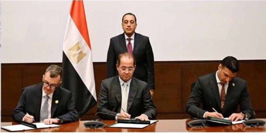 مدبولي يشهد تسوية مديونية بنك الاستثمار القومي لدى هيئة المشروعات الصناعية