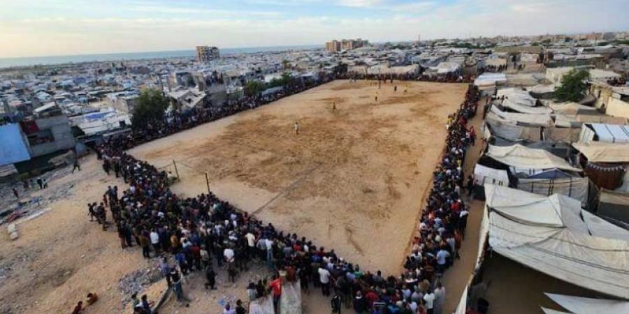 بين الخيام والدمار… مباراة ودية تعيد الابتسامة لنازحين في غزة- (صور)