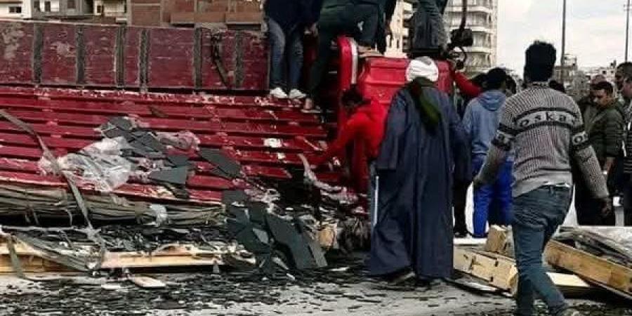 إصابة 3 أشخاص إثر انقلاب سيارة محملة بالزجاج أعلى كوبري سمنود بالغربية