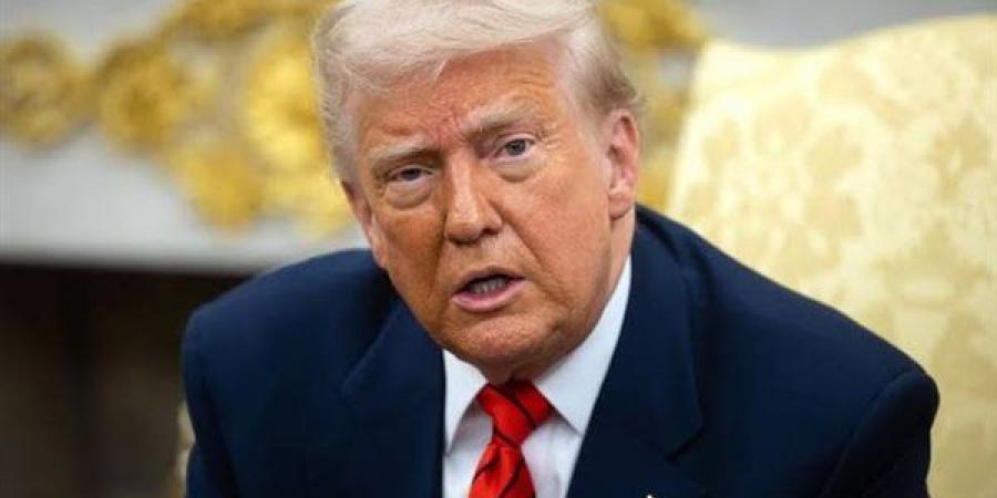 أكسيوس: كبار مساعدي ترامب يجتمعون سرا في كامب ديفيد لمناقشة حرب إيران واليمن