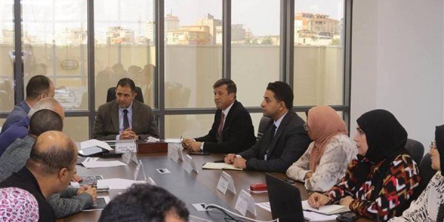 محافظ دمياط يتابع معدلات تنفيذ مشروعات الصحة والإسكان للعام المالي الجديد