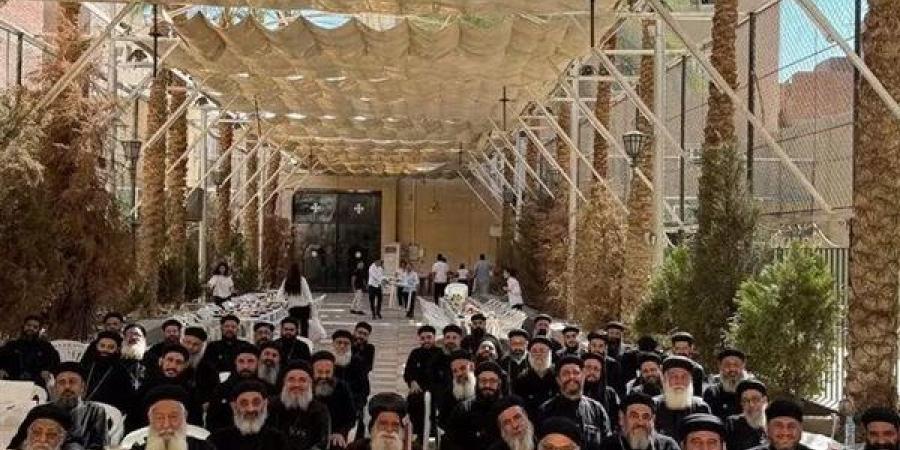 الأنبا جوارجيوس يناقش ترتيبات الخدمة مع كهنة إيبارشية مطاي