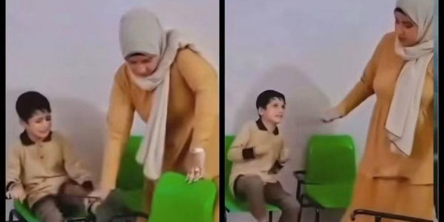 بعد ضرب مدرِّسة لتلميذ في الابتدائي على قدميه، خبير تربوي يكشف السلبيات والآثار الجانبية