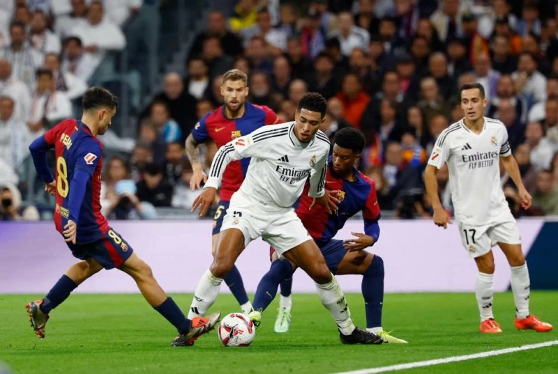 تشكيل برشلونة لكلاسيكو ريال مدريد.. هل يبدأ حمزة عبدالكريم أساسيا؟