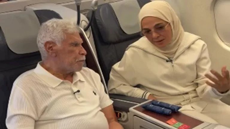 منى عبدالغني تنشر فيديو لـ حسن شحاتة يبكي متأثرًا بعد أداء العمرة