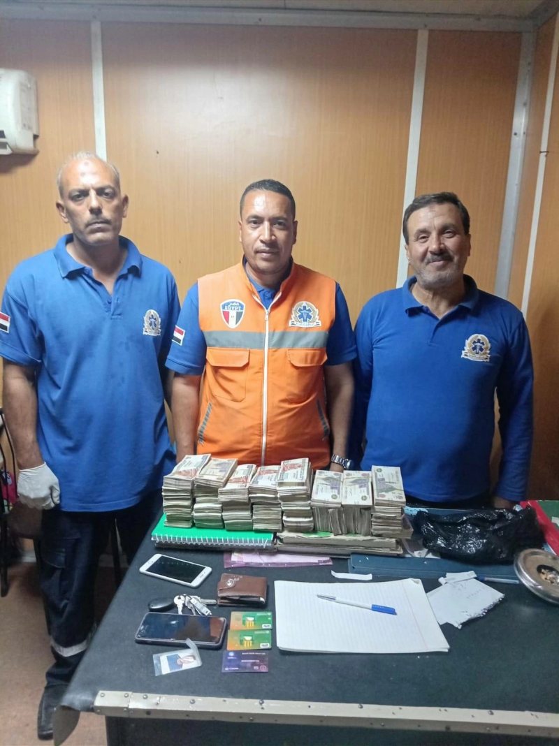 مسعفا الفيوم يعيدان 660 ألف جنيه لمصاب في حادث تصادم بطريق أسيوط الغربي