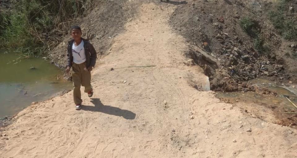بعد شكاوى الأهالي.. إنشاء جسر ترابي مؤقت لتأمين عبور طلاب نجع تركي في قنا