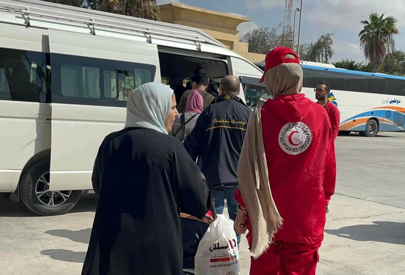 الهلال الأحمر المصري يستقبل الدفعة الـ93 من الجرحى والمرضى الفلسطينيين ويودع المتعافين