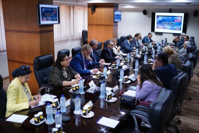 وزير التخطيط يستعرض مؤشرات الاقتصاد وخطة التنمية مع خبراء وبرلمانيين