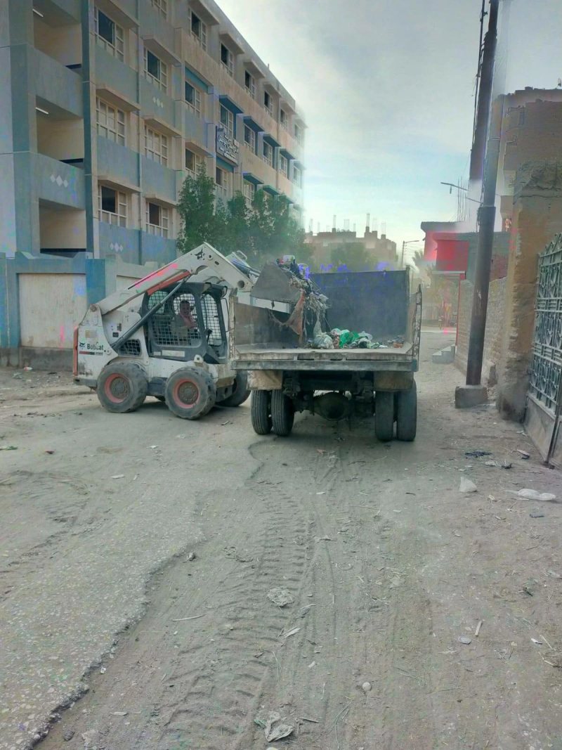 رفع مخلفات ونواتج تطهير الترع بـ 3 قرى للحفاظ على البيئة وتحسين مستوى النظافة في أسيوط