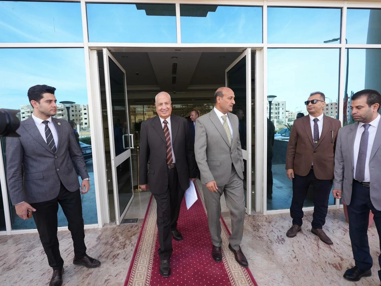 محافظ أسيوط يشارك في اجتماع مجلس أمناء الجامعة الأهلية لمناقشة خطط التطوير