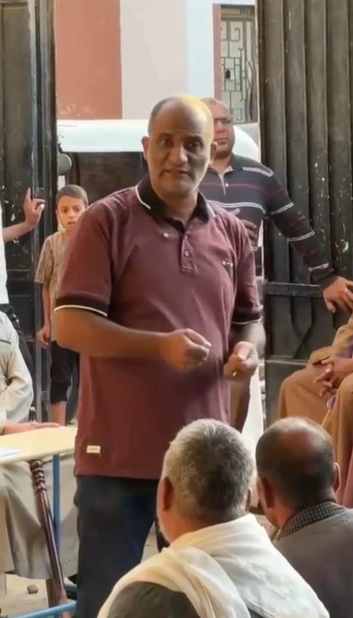 تحذير صادم من أخصائي مدرسي بالمنيا يشعل السوشيال ميديا: «أولادكم بيجيبوا إيه في الشنط؟»