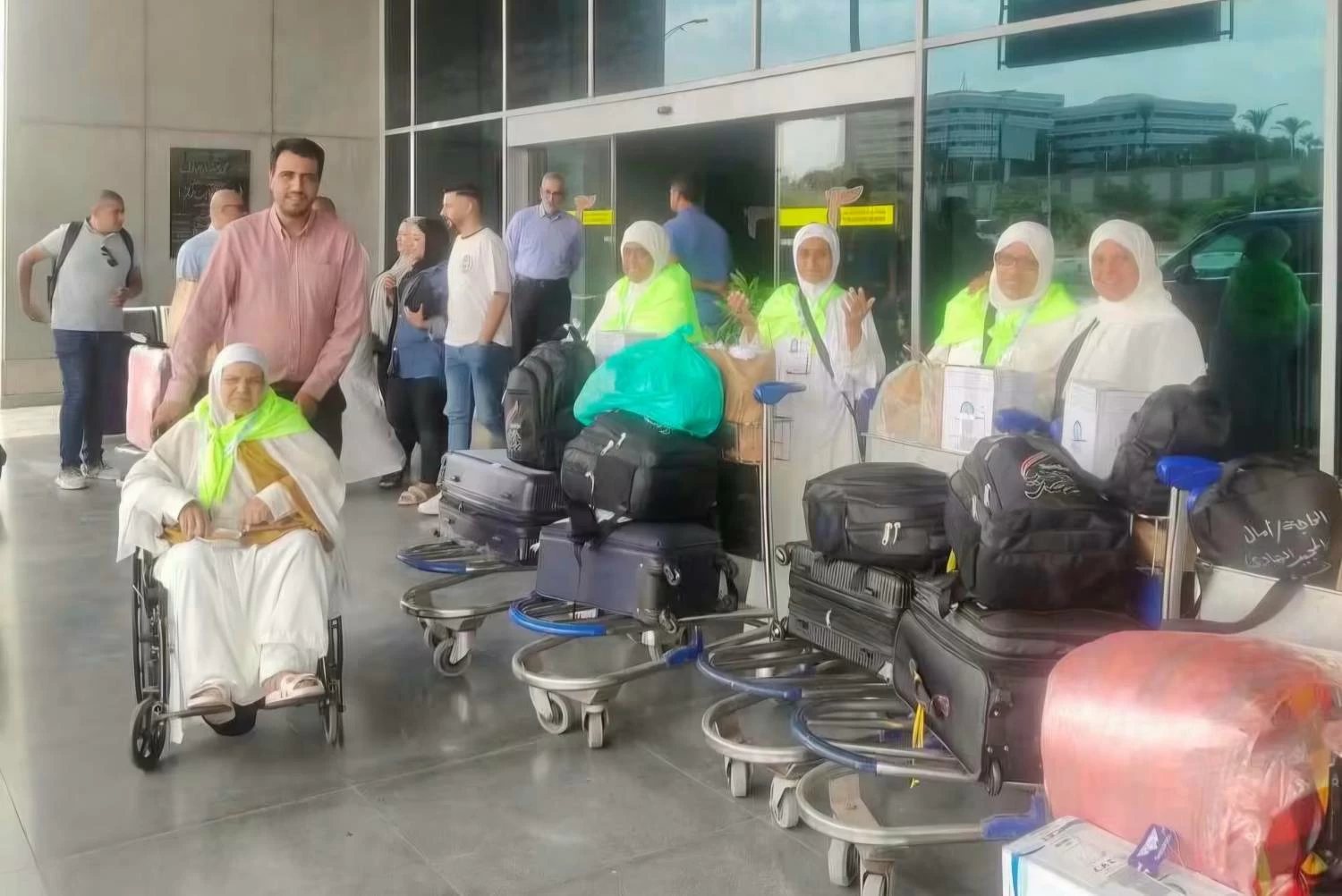 بالورود والزغاريد.. «تضامن القليوبية» يستقبل المعتمرات العائدات من الأراضي الحجازية