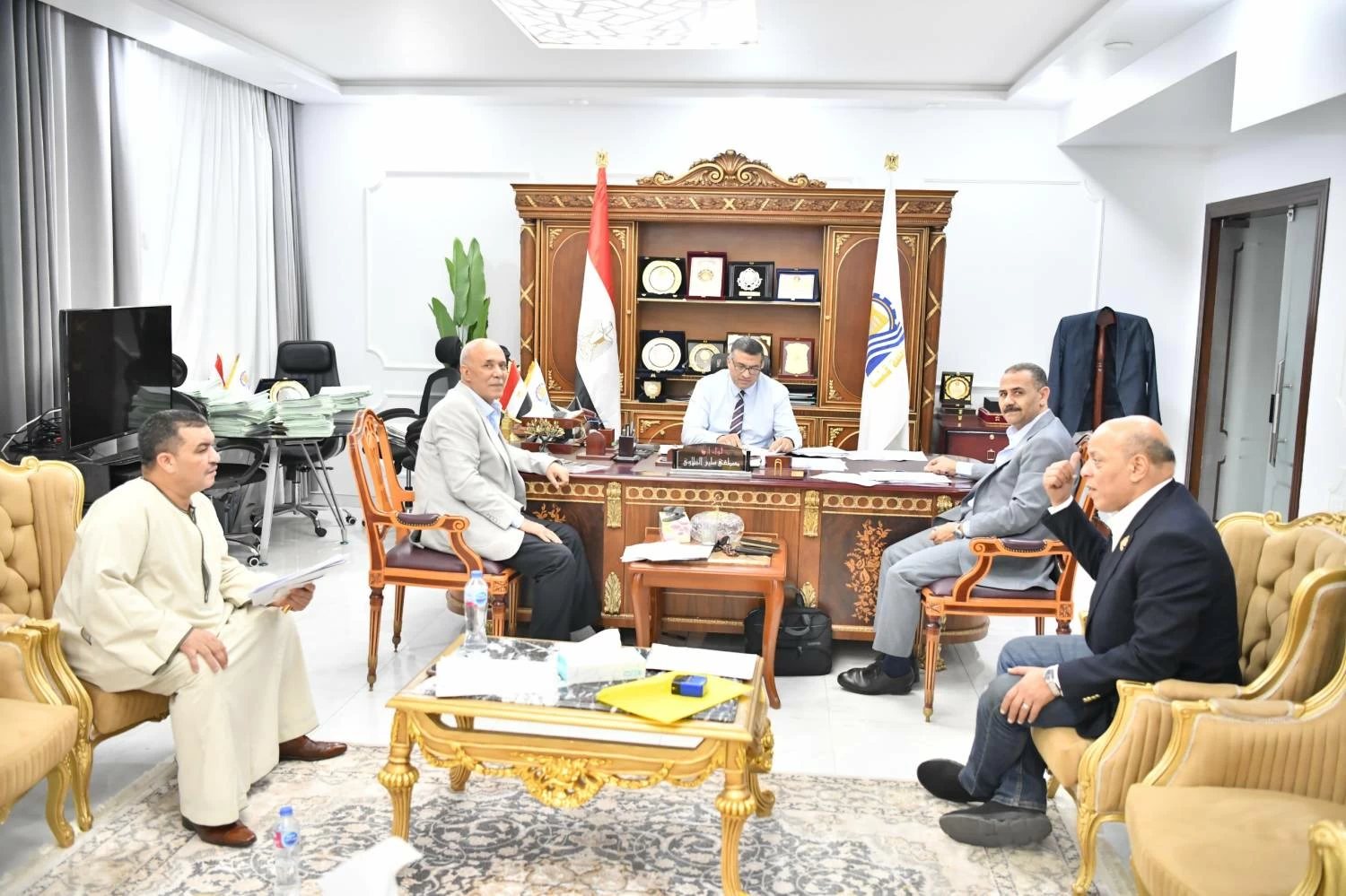 محافظ قنا يلتقي أعضاء مجلسي النواب والشيوخ لمناقشة مطالب المواطنين
