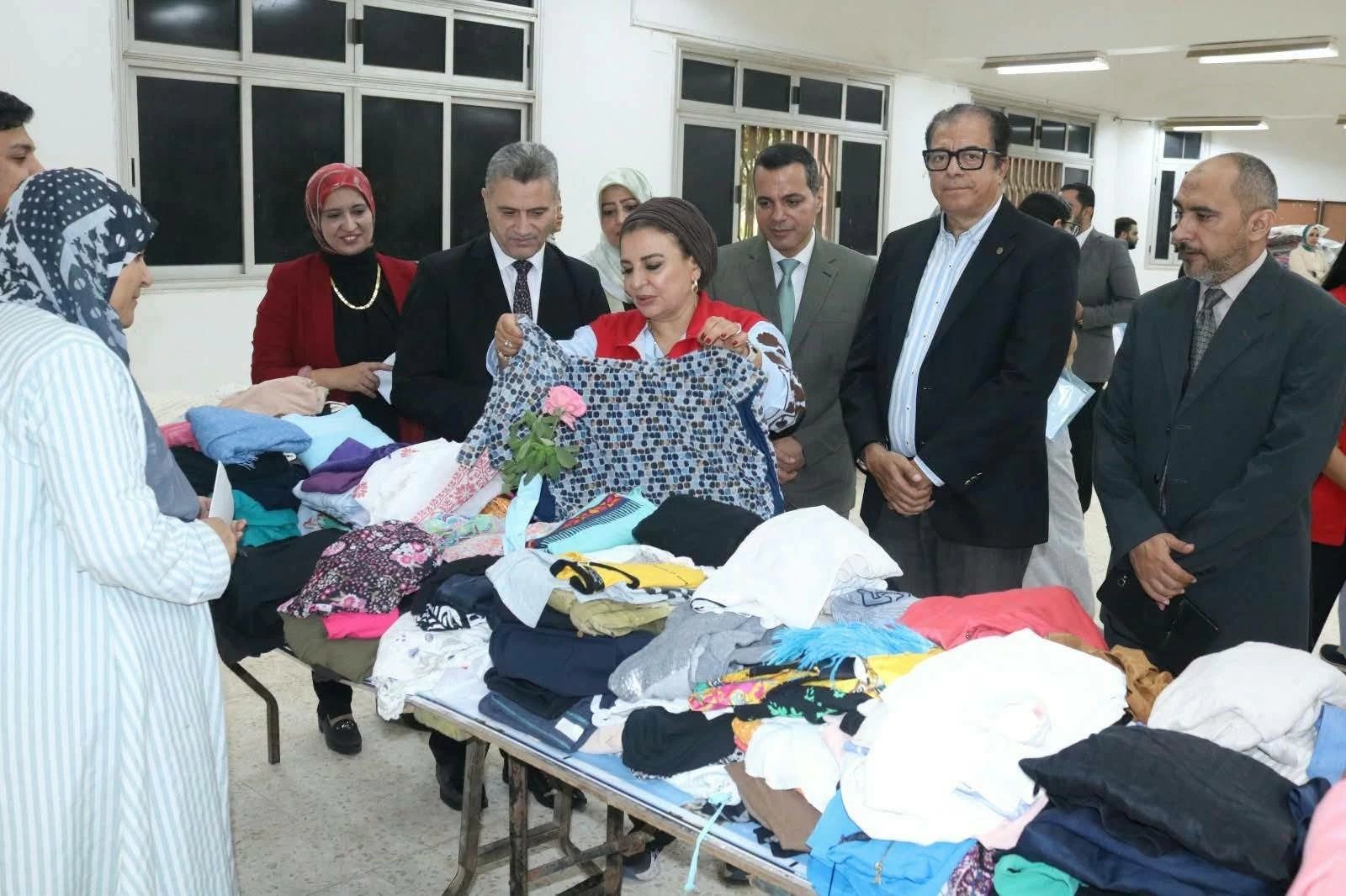 افتتاح معرض خيري للملابس بـ «طب بيطري بنها»