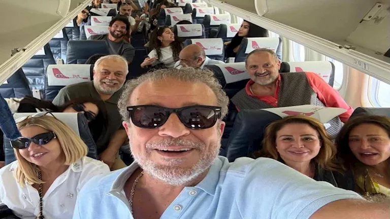 شريف منير ينشر صورا مع نجوم الفن داخل الطائرة في طريقهم للجونة