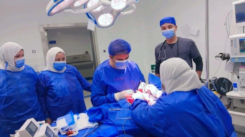 جراحة عاجلة.. إنقاذ حياة مولود خرجت أمعائه من البطن بمستشفى طوخ المركزي