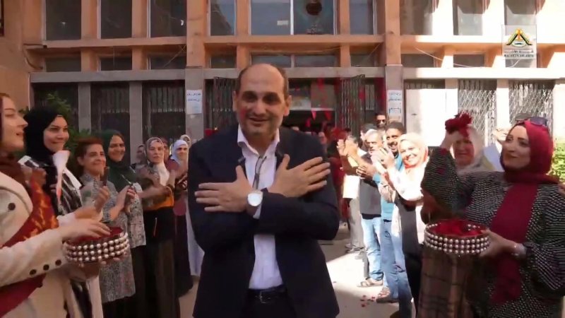 بالدموع والورود.. آداب بنها تكرم عميدها السابق أمجد حجازي بعد توليه منصبًا جديدًا
