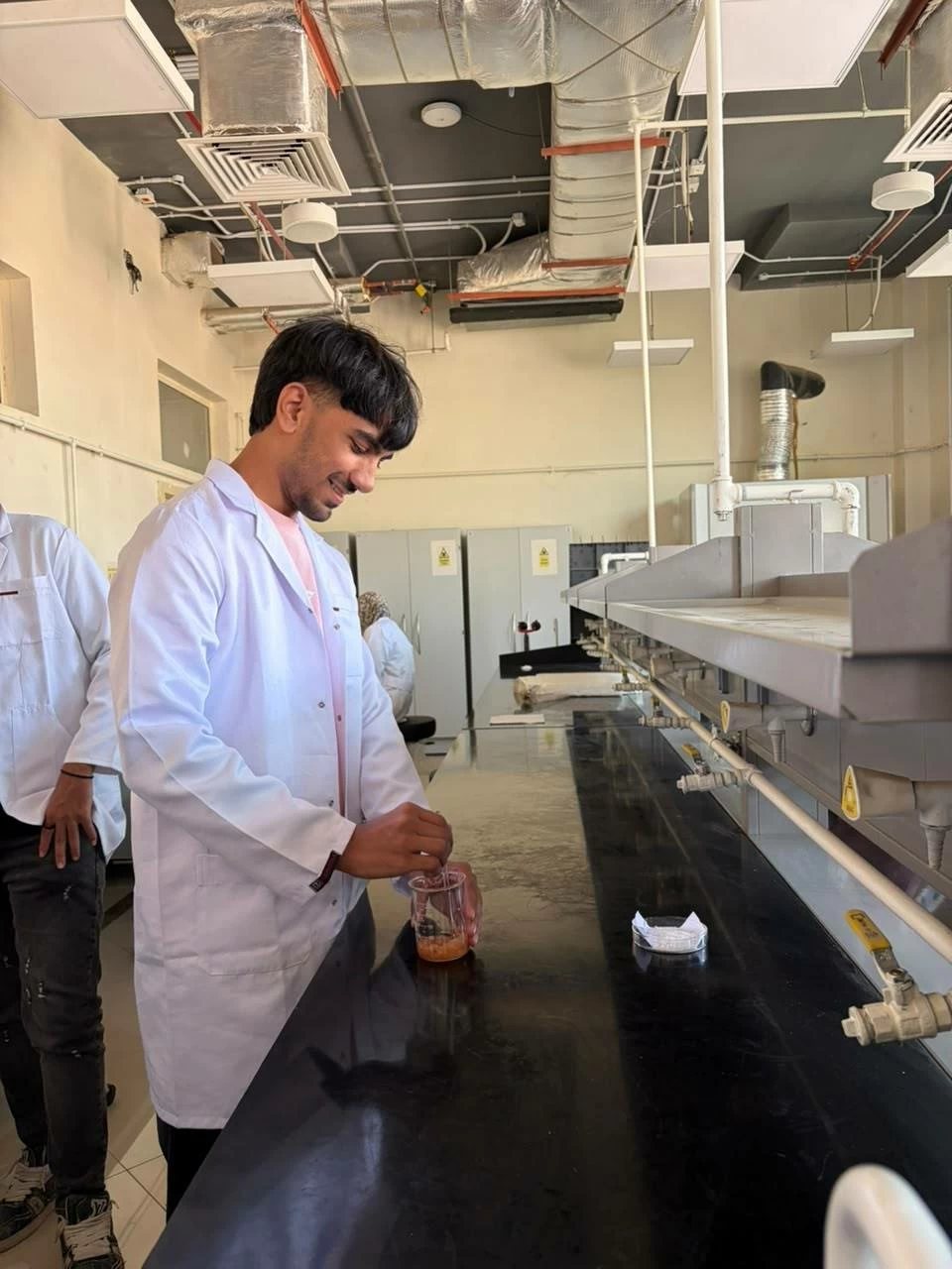 جامعة بني سويف تحول قشور الجمبري إلى مادة حيوية تدخل في الصناعات الطبية والبيئية