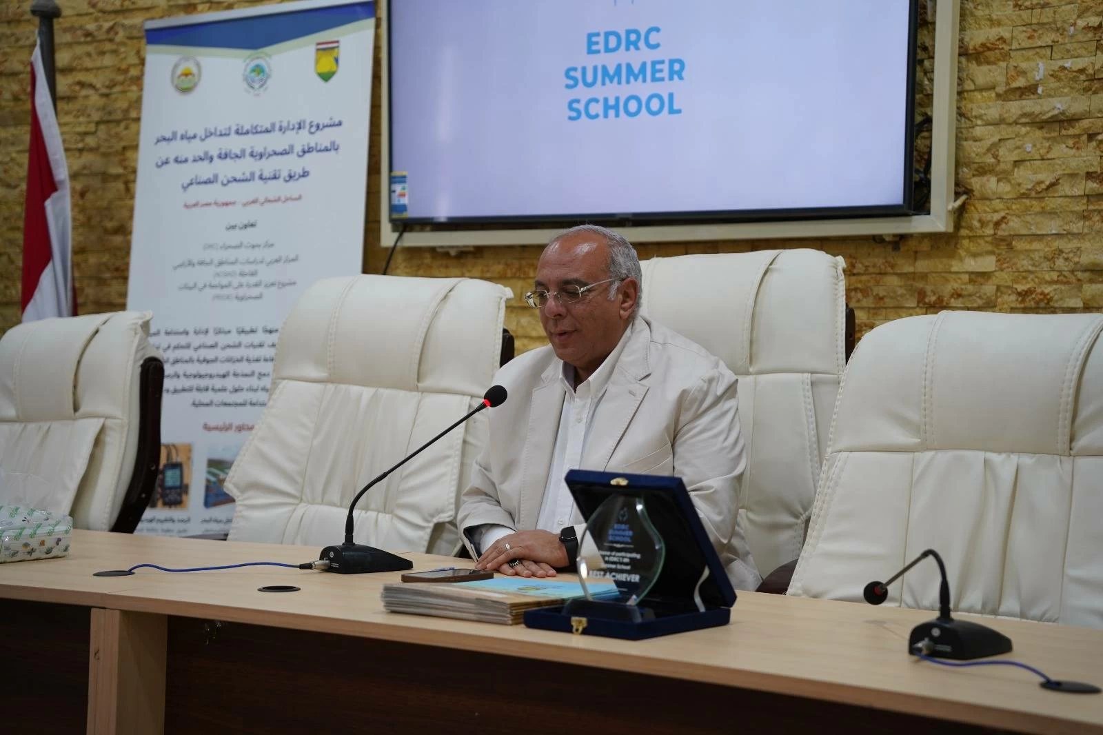 رئيس بحوث الصحراء يكرّم المشاركين في المدرسة الصيفية لمركز التميز لأبحاث تحلية المياه بمطروح