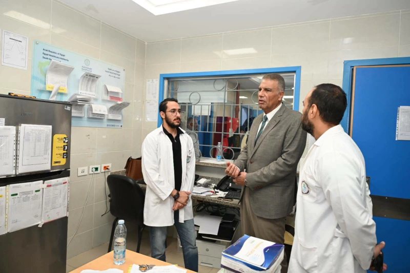 محافظ جنوب سيناء يجري زيارة مفاجئة لوحدة طب أسرة رأس سدر لمتابعة مستوى الخدمات الطبية