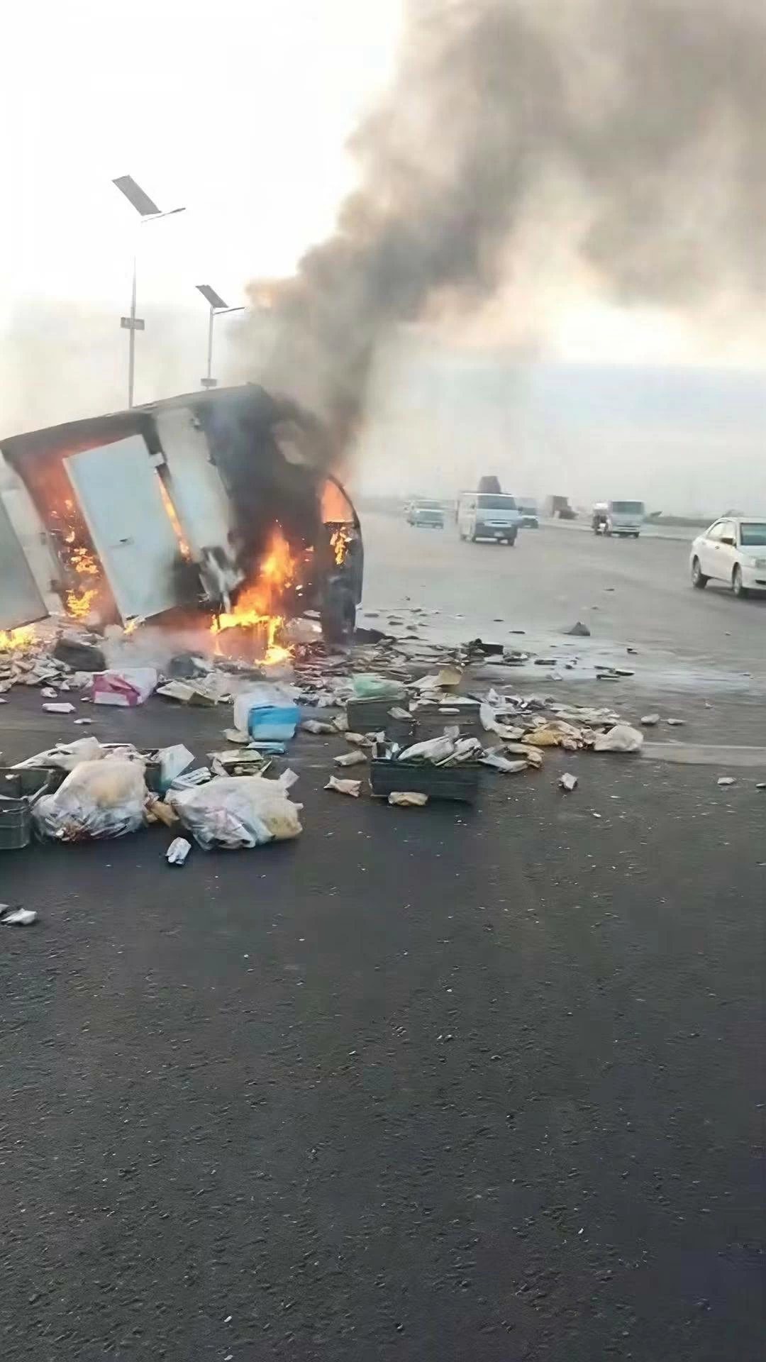 إصابة 3 أشخاص واشتعال سيارة نقل في حادث تصادم على طريق شبرا- بنها الحر